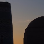 【ウズベキスタン14】城壁に囲まれた世界遺産ヒヴァ　夕陽、飛行機雲、太っちょミナレット